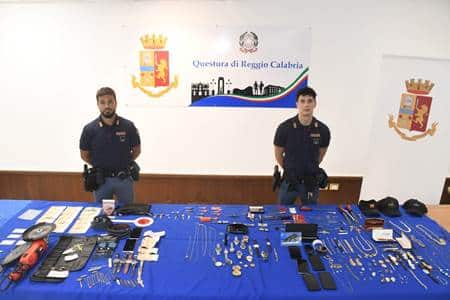 Reggio Calabria, fermati gli autori di una rapina a carico di un sacerdote e di numerosi furti in abitazione Gli agenti della Polizia di Stato in servizio presso l’Ufficio Prevenzione Generale e Soccorso Pubblico hanno eseguito due fermi di indiziati di delitto nei confronti di un 43 enne ed un 23 enne