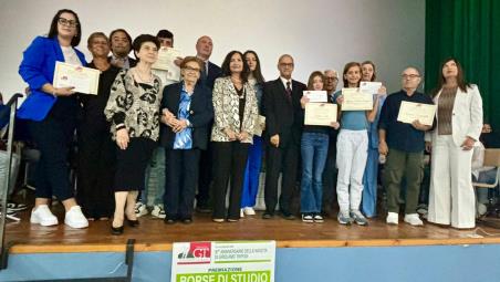 Polistena, consegna premi di studio “Fondazione Girolamo Tripodi” Nella giornata del 29 ottobre si è svolta una bellissima e straordinaria manifestazione, arricchita dalla presenza degli studenti delle scuole polistenesi che con i docenti e le famiglie hanno riempito il cinema facendo registrare il tutto esaurito