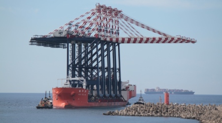 Porto di Gioia Tauro, arrivate quattro nuove gru di banchina Il rinnovo del parco macchine rientra nella politica di sviluppo e rinnovamento dell’equipment dello scalo portuale, delineato in occasione dell’acquisizione del terminal container MedCenter Container Terminal da parte di Terminal Investment Limited (TIL), società controllata da MSC di Gianluigi Aponte