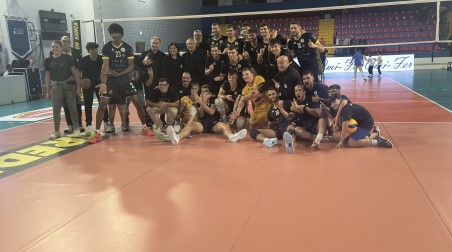 Palmi rompe il ghiaccio e con Macerata arriva la prima storica vittoria in serie A2 Una vittoria tanto sofferta quanto meritata. Una gara combattuta, vinta al quinto set dai ragazzi di coach Andrea Radici che si scrollano di dosso le difficoltà di questo avvio di campionato