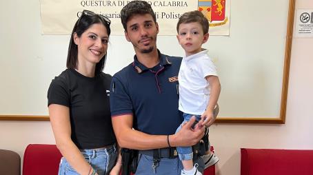 La buona notizia. Un agente del Commissariato di Polistena salva un bimbo di due rimasto bloccato in casa Prontamente raggiungeva l’abitazione e dopo vari tentativi di forzare la porta, sentendo le urla del piccolo farsi sempre più forti, decideva di scendere al secondo piano, da dove, arrampicandosi dal balcone