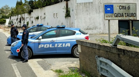 Gioia Tauro, arrestato un uomo per violenta aggressione e resistenza a pubblico ufficiale In particolare, mentre gli Agenti di Polizia stavano percorrendo la SS18 all’altezza di Rosarno, la loro attenzione è stata attirata da un uomo che presentava una vistosa ferita all’occhio e che, nel richiedere aiuto ai poliziotti, dichiarava di essere stato colpito poco prima con un pugno