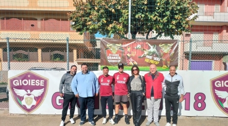 Grandissima partenza della Gioiese nel campionato Giovanissimi Regionali U15 federazione FIGC Presenti per l'evento sia la dirigenza della Gioese, con Domenico Bagalà, che quella dell'Accademia Granata Rc, con la presidente Simona Romeo e lo sponsor principale Policar