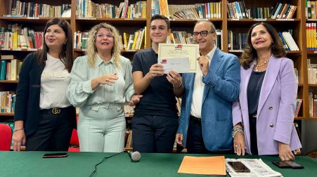 Comincia la consegna dei Premi di studio “Girolamo Tripodi”, premiato Lucas Conte Questa nuova stagione si è avviata all’Istituto Comprensivo “Radice Alighieri”, laddove presso la Scuola Primaria di Catona, si è tenuta la cerimonia di premiazione