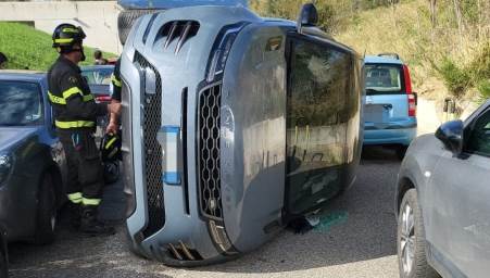 Incidente stradale con un’auto si ribalta nei pressi della Facoltà di Medicina a Catanzaro Illeso il conducente della Range Rover, intervento dei vigili del fuoco è valso alla messa in sicurezza del sito e delle vetture