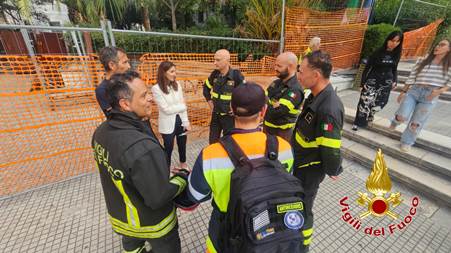 Crotone, esercitazione di evacuazione a cui hanno partecipato i vigili del fuoco In particolare, si è svolta questa mattina all'interno dell'istituto una simulazione di incendio con conseguente attivazione dell'allarme ed evacuazione degli studenti