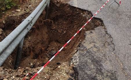 Maltempo in Calabria, smottamento per l’esondazione di un torrente, intervento dei Vigili del fuoco La situazione è sotto controllo non si segnalano criticità particolari poiché le abitazioni sono a debita distanza