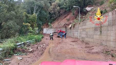 Aggiornamento località Persicaro in Calabria, fortunatamente nessuna persona all’interno della cascina Sono riuscite ad abbandonare la cascina spostandosi in zona sicura prima che la strada fosse interrotta da smottamenti ed alberi