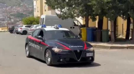 Arrestato un 18enne in Calabria per gravi maltrattamenti in famiglia, procurando lesioni personali ad un’anziana Comportamenti ricostruiti a livello di elevata probabilità e che si sarebbero sostanziati in una serie di percosse in danno dell’82enne che le hanno cagionato una serie di lesioni, oltre a condotte di opposizione nei confronti dei militari intervenuti