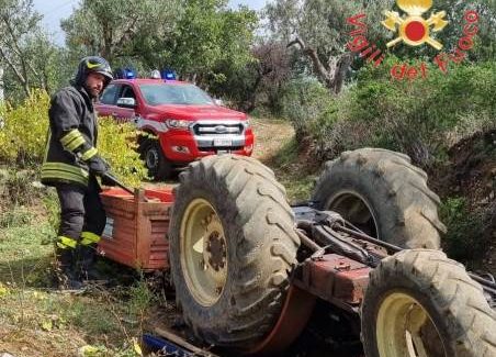 Grave incidente sul lavoro in Calabria, un uomo ferito estratto dall’abitacolo del trattore ribaltato Intervento dei vigili del fuoco è valso altresì alla messa in sicurezza del sito e del trattore. Sul posto carabinieri per gli adempimenti di competenza