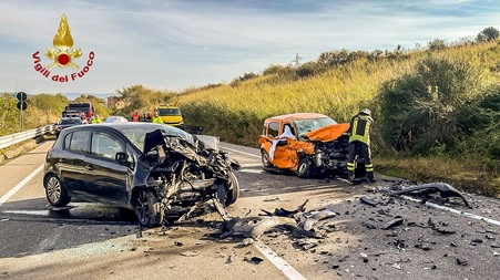 Tragico incidente stradale in Calabria, grave il bilancio con un morto e un ferito grave L'intervento dei vigili del fuoco è valso alla messa in sicurezza del sito e delle vetture. Si attende sul posto il magistrato e il medico legale