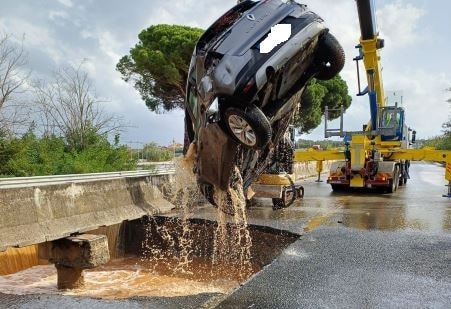 Maltempo, Movimento 5 Stelle: “serve un piano straordinario: Casa crollata, strade interrotte e voragini. Ecco le priorità, altro che il Ponte” In questo contesto di forti stravolgimenti, tutto cambia tranne l'immobilismo del Governo regionale e nazionale che continuano a rimanere inermi e impassibili di fronte a tali avvenimenti tanto da rivolgere altrove la loro attenzione e i -  nostri - soldi pubblici