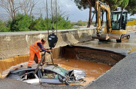 Personale e mezzi Anas sono impegnati ininterrottamente dalle prime ore di questa mattina per garantire la viabilità sulla rete stradale Le eccezionali condizioni meteo avverse che dalla serata di ieri stanno interessando la Regione, hanno provocato l'interruzione di due viabilità a causa dell'acqua proveniente dai terreni e strade circostanti