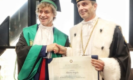 Alberto Angela riceve la quinta laurea honoris Causa in Scienze Forestali e Ambientali a Reggio Calabria L'evento si è tenuto ieri presso l’Università Mediterranea di Reggio Calabria,  in occasione dell’inaugurazione dell’anno accademico 2024/2025