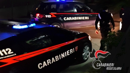 La Violenza. Minaccia l’ex compagna e tenta di aggredirla in casa, arrestato un 25enne nella Piana di Gioia Tauro La vittima, nei giorni precedenti l’arresto, aveva denunciato di essere vittima da tempo di una serie di condotte persecutorie e maltrattanti da parte dell’ex compagno, il quale, non accettando la fine della relazione, in più occasioni aveva minacciato lei e i suoi familiari provocandole un perdurante stato di ansia