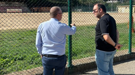 Versace a Delianuova per la programmazione di un nuovo impianto sportivo, focus anche sulla strada Delianuova – Scido Sopralluogo del vicesindaco metropolitano che ha illustrato le intenzioni dell'Ente per rivitalizzare il comparto dell'impiantistica sportiva ed individuare le somme per il completamento della strada