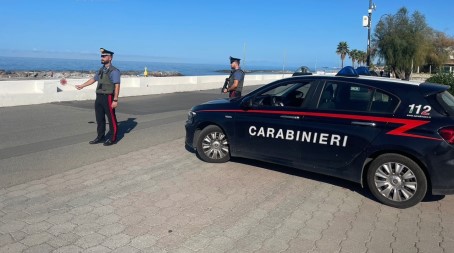 Rapina a mano armata in una farmacia in Calabria,  arrestato in flagranza dai Carabinieri. Attimi di tensione si sono registrati alle ore 12.30 circa di sabato a Sangineto, allorquando un soggetto travisato e armato si è introdotto all’interno di una farmacia