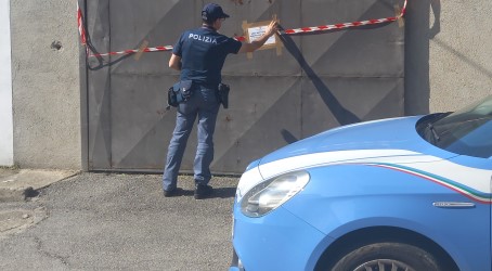 Denunciato il titolare di un’autocarrozzeria di Rosarno per esercizio abusivo di professione, abbandono di rifiuti speciali e abuso edilizio All’interno dell’autocarrozzeria, sono stati rinvenuti e sottoposti a sequestro penale anche rifiuti speciali, bombolette contenenti vernici, smalti, sostanze infiammabili e tossiche, mentre le autovetture da riparare sono state riconsegnate ai legittimi proprietari