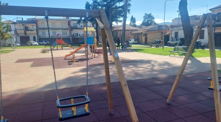 Taurianova, finiti i lavori per il parco giochi a piazza Moro, la giunta consegna alla comunità un’altra area strappata al degrado Il sindaco Biasi: Offriamo al luogo una funzione sociale che migliora la vivibilità di Taurianova. Il vice sindaco Caridi: E’ la quinta riqualificazione ultimata, a breve completeremo piazza Monteleone