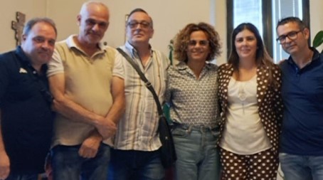 Taurianova, mercato settimanale, l’assessore Grimaldi incontra gli ambulanti di Aniac Deciso un censimento degli stalli, una nuova rateizzazione per i tributi arretrati e l’utilizzo del Pos per i pagamenti giornalieri 