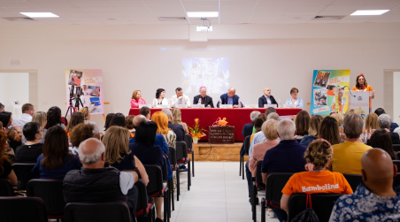 Gioia Tauro, i “Nasi Rossi” hanno celebrato 10 anni di attività tra clown, scienza e solidarietà Ridere è una cosa seria. Lo sanno benissimo le volontarie ed i volontari dell’associazione “Nasi Rossi con il cuore”, di Rosarno, autentici angeli del sorriso nelle corsie degli ospedali