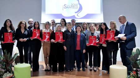 Al Palazzo della Cultura di Pizzo Calabro, la terza edizione del premio Jole Santelli A ricevere il premio, realizzato da Spadafora Gioielli, sono state donne di cultura e delle istituzioni che si sono particolarmente distinte nel proprio operato