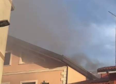 Paura a Cittanova per un incendio all’Hotel “Grimaldi Palace”. VIDEO Il fuoco si è sviluppato all'ultimo piano nel pomeriggio di ieri e sembra essere  di origine dolosa