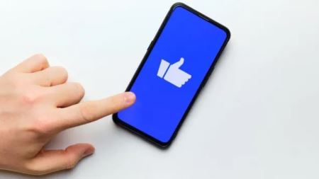 Codici, offerte di lavoro social, quando il like nasconde la truffa Una delle frodi più diffuse riguarda lavori da svolgere sui social. I compiti sono all'apparenza banali: seguire pagine e profili, pubblicare commenti, mettere like a foto e video, scrivere valutazioni di hotel