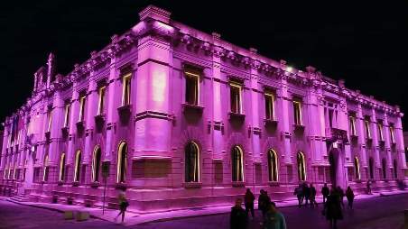 Palazzo San Giorgio si illumina di rosa, il Comune aderisce alla campagna “Nastro rosa 2024” per la lotta contro il tumore al seno Il consigliere delegato alla Pubblica illuminazione Cuzzocrea: «Un invito a tutte le donne a diventare ambasciatrici di un messaggio di solidarietà e positività»