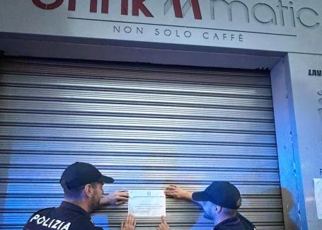 Focus ‘ndrangheta Reggio Calabria: attenzionata piazza Sant’Agostino Sospesa un’attività di commercio di distributori automatici di alimenti e bibite ed emessi tre decreti di espulsione, due di allontanamento due provvedimenti di foglio di via obbligatorio