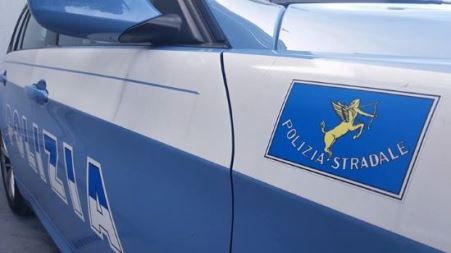 Indagine della Polizia Stradale su ricettazione e riciclaggio di autovetture, la pratica fraudolenta era curata da un’agenzia della Locride L’immatricolazione come automobili provenienti dalla Germania, attraverso l’utilizzo fraudolento di documentazione di circolazione di omologhe auto tedesche gravemente incidentate, cancellate dagli archivi automobilistici o non più circolanti