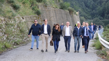 Proseguono i lavori sulla Sp2 da Santa Cristina verso Platì, sopralluogo del sindaco Falcomatà e del vicesindaco Versace L'intervento della Città Metropolitana prevede un investimento complessivo di quasi 4 milioni di euro ed è coordinato dal settore Viabilità guidato dal Dirigente Lorenzo Benestare