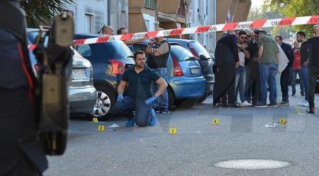 AGGIORNAMENTO Omicidio del pizzaiolo Chimirri in Calabria, poliziotto indagato per omicidio, ma spunta un video shock in cui il figlio avrebbe sparato all’agente senza colpirlo Il procuratore Capoccia, "Allo stato sono in corso accertamenti a carico di tutti i soggetti coinvolti: per ricostruire puntualmente le circostanze dello sparo che ha ucciso Chimirri si è proceduto all’iscrizione di Sortino nel registro degli indagati"