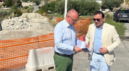 A Benestare al via i lavori per la messa in sicurezza di alcune importanti arterie stradali metropolitane Il vicesindaco metropolitano Carmelo Versace insieme al consigliere delegato e sindaco di Careri Domenico Mantegna ha effettuato un sopralluogo in occasione dell'avvio dei lavori