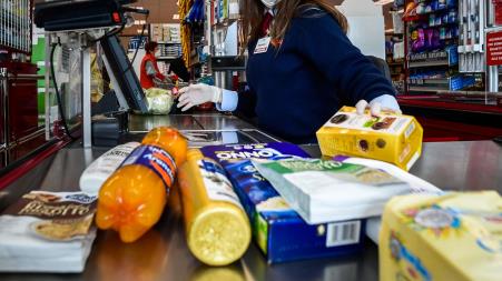 Cgil, “Avevamo già denunciato lo sfruttamento in quei supermercati. Ora verso la costituzione di parte civile” Sfruttare i lavoratori per profitto personale è una delle peggiori violazioni dei diritti umani. Quando i titolari di attività decidono di ignorare contratti e normative calpestano la Costituzione e la dignità di chi lavora per vivere