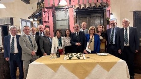 A Terranova Sappo Minulio la cena ecumenica degli accademici della cucina italiana della Piana di Gioia Tauro Il Delegato, Avv. Ettore Tigani, ha avviato l’incontro con i saluti di benvenuto rivolti agli accademici presenti nonché ai graditi ospiti, soffermandosi poi sull’importanza della Cena Ecumenica, che unisce idealmente e spiritualmente, nella stessa serata, gli Accademici di tutte le Delegazioni italiane ed estere