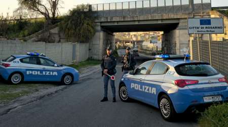 Gioia Tauro, evade dai domiciliari, arrestato un 28enne, accusato di maltrattamenti all’ex compagna L’assenza dell’uomo dalla propria abitazione a partire dalla sera del 29 settembre scorso, alla luce delle gravi condotte violente e persecutorie poste in essere ai danni dell’ex compagna, ha indotto i poliziotti a temere per l’incolumità della donna, che in passato era stata vittima anche di gravi minacce