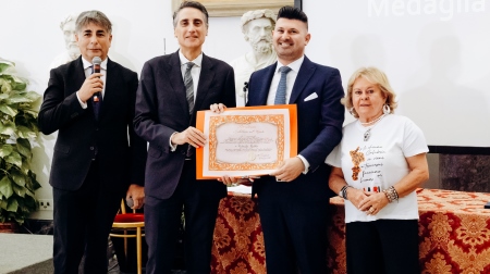 Roberto Gallo premiato al Campidoglio: il Riva Restaurant di Falerna Marina tra le eccellenze calabresi alla 56° Festa dei Calabresi nel Mondo Il Presidente del Brutium Gemma Gesualdi ha presieduto l’evento e conferito il premio a Roberto Gallo, che ha espresso la sua gratitudine per il riconoscimento, dedicandolo al team che lo ha supportato negli anni e che condivide con lui l’impegno nel progetto