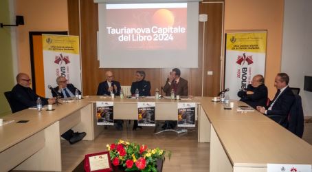 Lo sport come strumento di crescita culturale: a Taurianova Capitale del Libro grande partecipazione al primo forum Calcio – Giovani & Infrastrutture Un evento che rientra tra le azioni chiave del progetto della Capitale Italiana del Libro 2024: il contrasto alla povertà educativa attraverso iniziative che stimolino la crescita culturale e sociale della comunità