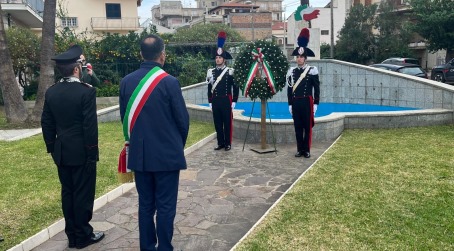 Giornata in memoria dei caduti di Nassiyriya, i carabinieri non dimenticano Ricorre oggi il 21esimo anniversario della strage di Nassiriya. Tutta l’Arma dei Carabinieri ricorda con deferente rispetto e affetto i militari italiani, oltre che i civili anche stranieri, caduti nell’adempimento del proprio dovere