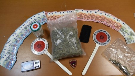 Arrestato un 29enne nel Reggino in flagranza del reato di detenzione di stupefacente ai fini di spaccio Oltre a circa 1.000 euro, suddivisi in banconote di piccolo taglio, verosimilmente provento dell’attività di vendita dello stupefacente