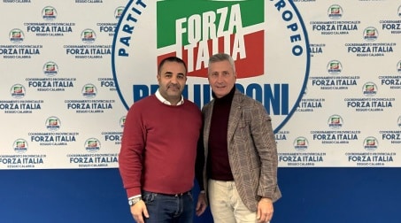 Taurianova, anche il sindaco Roy Biasi passa a Forza Italia. VOTA IL SONDAGGIO ALL’INTERNO Dal colore verde leghista ritorna a casa in quell'azzurro dove aveva esordito nei suoi primi passi in politica. Dopo l'assessore Fedele e il consigliere Papalia, anche il primo cittadino alla corte di Tajani