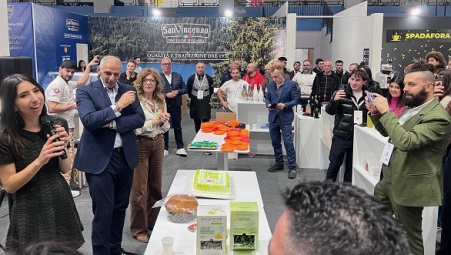 Salone de Gusto a Rende: una finestra sull’agroalimentare calabrese che guarda al resto del mondo Ormai radicato come evento chiave nel calendario calabrese, il Salone rappresenta un'occasione unica per mostrare le eccellenze locali e misurare il valore dell'agroalimentare calabrese nel contesto globale