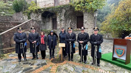 Celebrazione della “Virgo Fidelis” al Santuario della Madonna della Montagna di Polsi La scelta di Polsi, luogo dalla profonda valenza spirituale ma in passato al centro di narrazioni dalle “tinte chiaroscure”, si carica di un significato straordinario: riaffermare i valori di legalità e speranza attraverso la celebrazione della Virgo Fidelis, Celeste Patrona dell’Arma dei Carabinieri, e le iniziative legate alla Giornata Nazionale degli Alberi