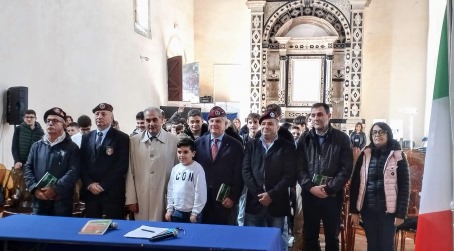 A Gerace, nella Chiesa di San Francesco d’Assise si è tenuto il convegno con i ragazzi dell’Istituto scolastico “Cinque Martiri” I ragazzi, accompagnati dai docenti e dal vicario Prof.ssa Debora Lizziper, hanno avvalorato l’aspetto culturale e storico riguardo a una battaglia sconosciuta e combattuta in Aspromonte tra quello che restava di un Battaglione di soldati italiani del Regio Esercito