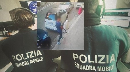 Nel Reggino. Camminava armato di fucile a canne mozze in pieno centro in cerca dell’uomo da sparare per uno sgarbo, arrestato un 19enne. LE IMMAGINI In seguito ad una perquisizione dell'abitazione di un altro soggetto, presunto fornitore di armi, è stato trovato un arsenale di pistole e munizioni