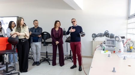 L’Itis di Polistena ha inaugurato il laboratorio destinato a progettazione ed esecuzione La scuola ha alzato il sipario su un laboratorio insieme avveniristico e di stretta attualità. Grazie ai fondi del Piano Nazionale di Ripresa e Resilienza