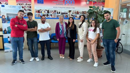 Gli studenti dell’IIS Raffaele Piria di Rosarno a scuola di “Educazione digitale”: Erasmus+ a Lisbona Gli studenti Giulia Mangone, Salvatore Karol Giordano, Anita Lustri, Antonella Apa, Gianpaolo La Torre, Girolamo D' Agostino e Matteo Varrà, accompagnati dal Project Manager Erasmus+ Michele Oliva e dalla docente di informatica prof.ssa Rossella Oliva