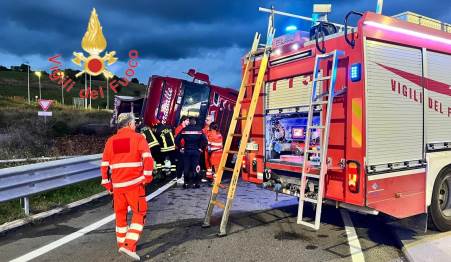 Perde il controllo del mezzo e si ribalta sulla sede stradale, intervento tempestivo dei Vigili del fuoco in Calabria Non si registrano feriti, il conducente all'arrivo delle squadre di soccorso era già fuori dal mezzo