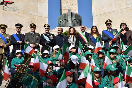 Cosenza, celebrata la Festa dell’Unità Nazionale e Giornata delle Forze Armate  La cerimonia militare si è svolta al cospetto delle più alte autorità militari e civili cittadine e dei rappresentanti di tutte le associazioni militari e combattentistiche d’arma